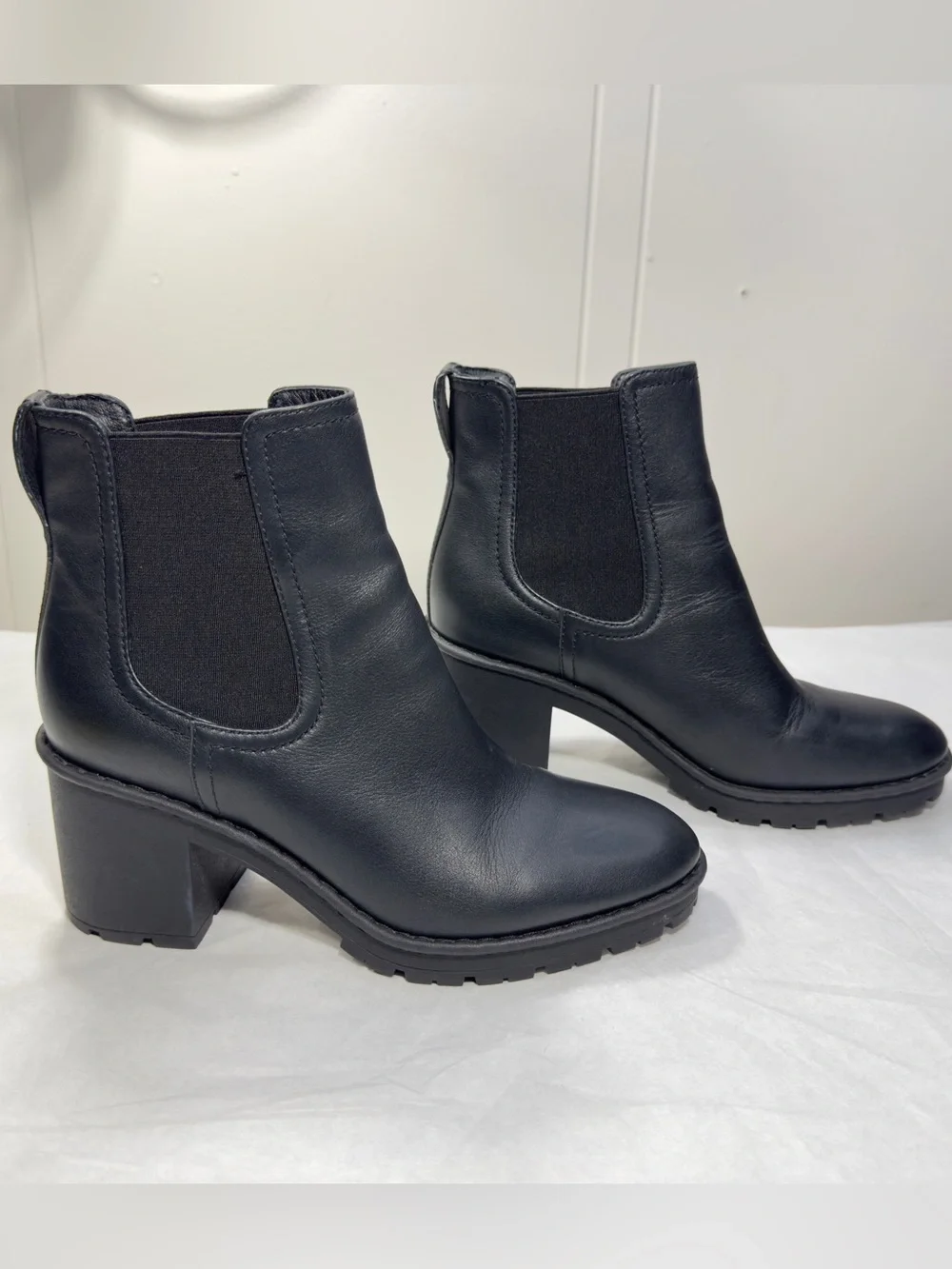 Vince Weatherproof Chelsea Boot Leather Black 7.5 Lug Soles 3” Heel Round Toe